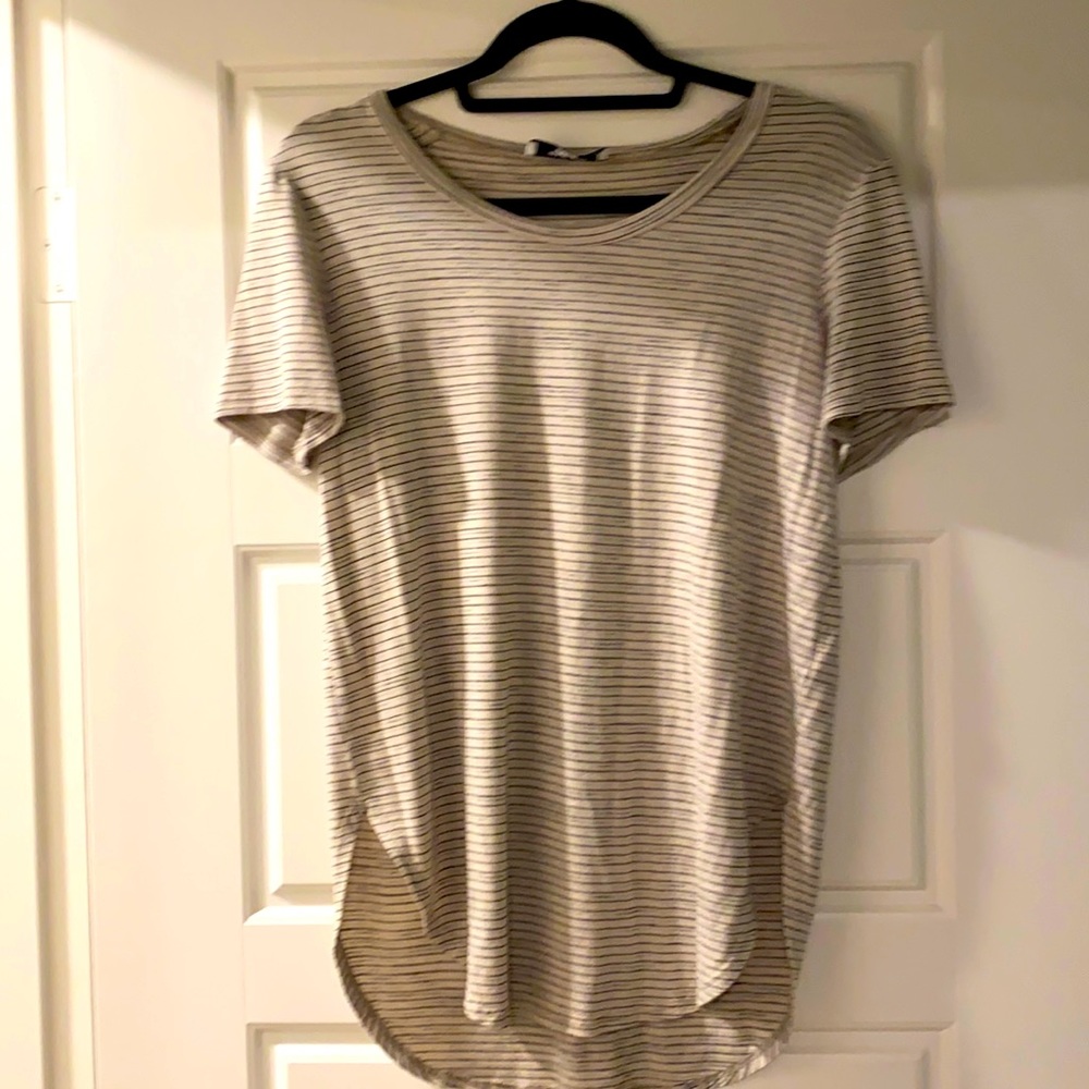 Carly jean basic tshirt
